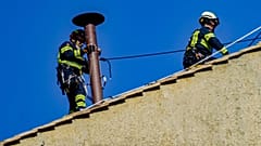 Feuerwehrleute reparieren den Schornstein auf dem Dach der Sixtinischen Kapelle, wo die Kardinäle zur Wahl eines neuen Papstes zusammenkommen werden, Vatikan, 2. Mai 2025