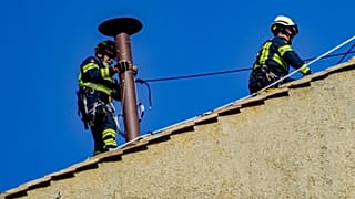 I vigili del fuoco sistemano il camino sul tetto della Cappella Sistina, dove i cardinali si riuniranno per eleggere il nuovo Papa, Vaticano, 2 maggio 2025