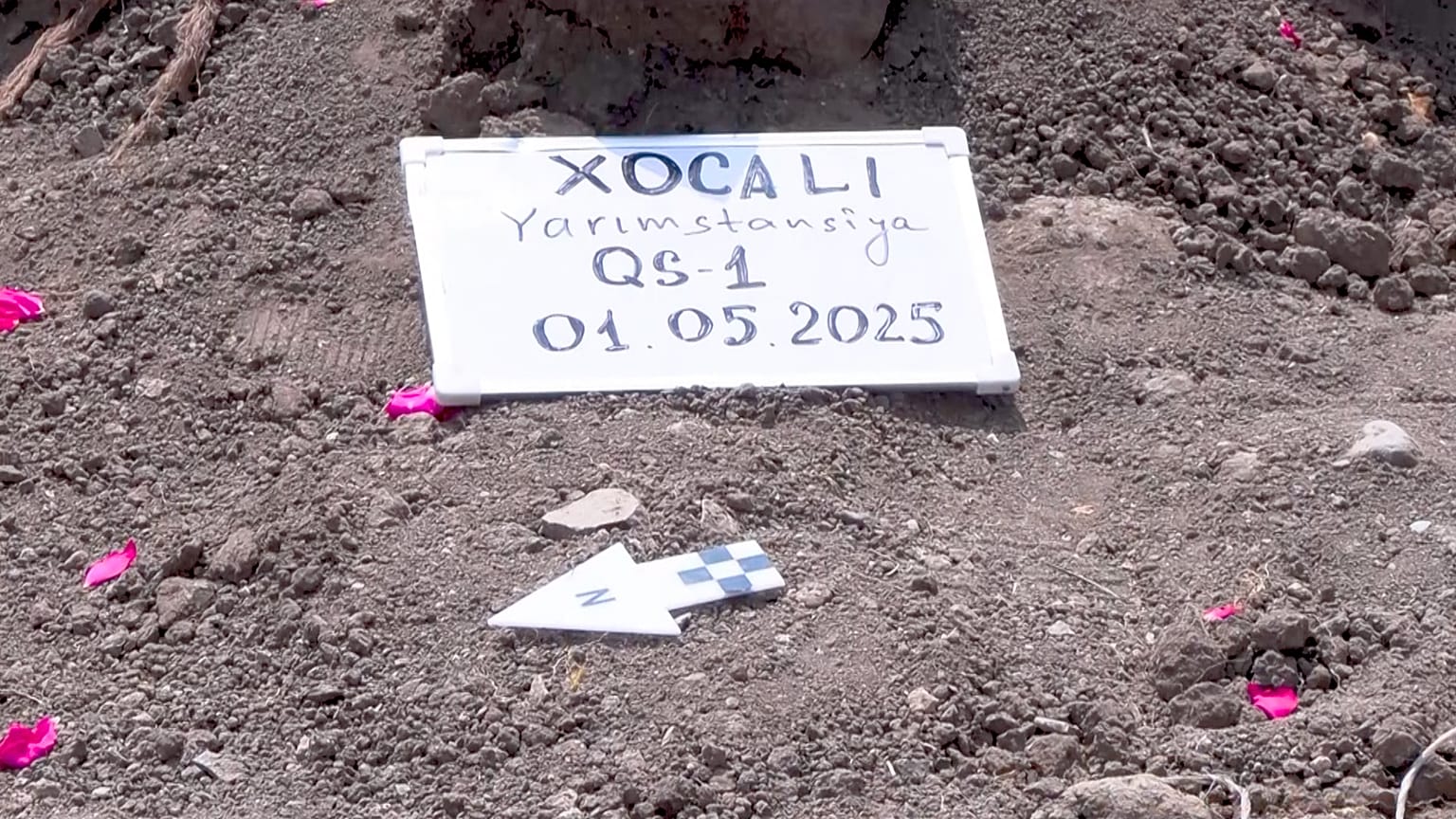 Karabağ'da ortaya çıkarılan toplu mezarlardan birinden sahne, 2 Mayıs 2025