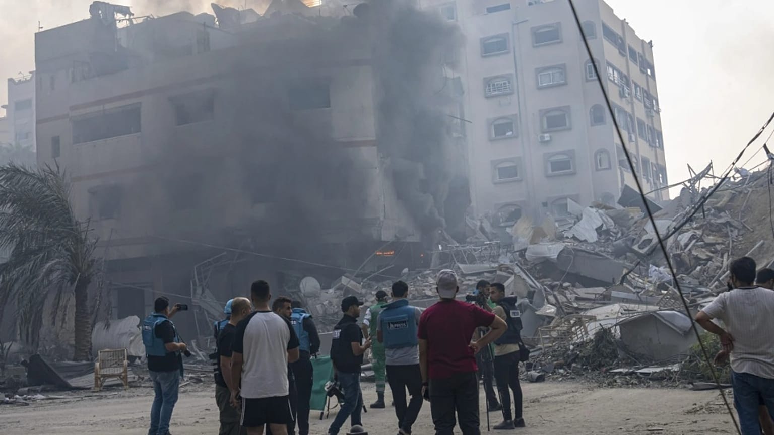 صحافيون فلسطينيون يوثقون قصفًا على مدينة غزة في 8 أكتوبر/ تشرين الأول 2023