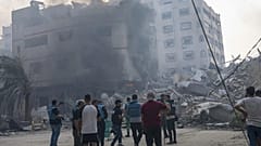 صحافيون فلسطينيون يوثقون قصفًا على مدينة غزة في 8 أكتوبر/ تشرين الأول 2023