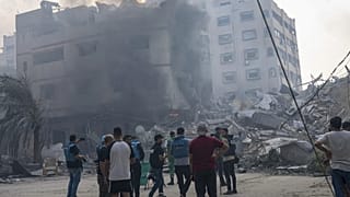صحافيون فلسطينيون يوثقون قصفًا على مدينة غزة في 8 أكتوبر/ تشرين الأول 2023