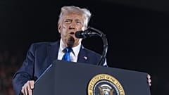 El presidente Donald Trump pronuncia un discurso en la Universidad de Alabama. 1 de mayo de 2025.