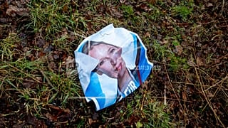 Partei, die polarisiert: Heruntergerissenes AfD-Plakat im Wahlkampf im Januar 2025