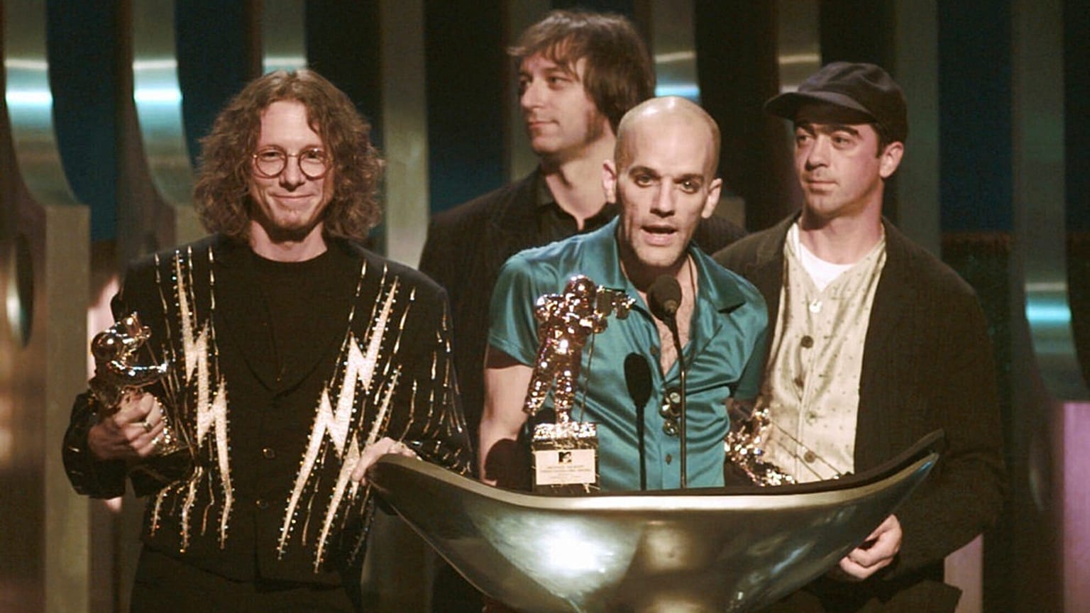 Οι REM αποδέχονται βραβείο το 1995 στα MTV Video Music Awards