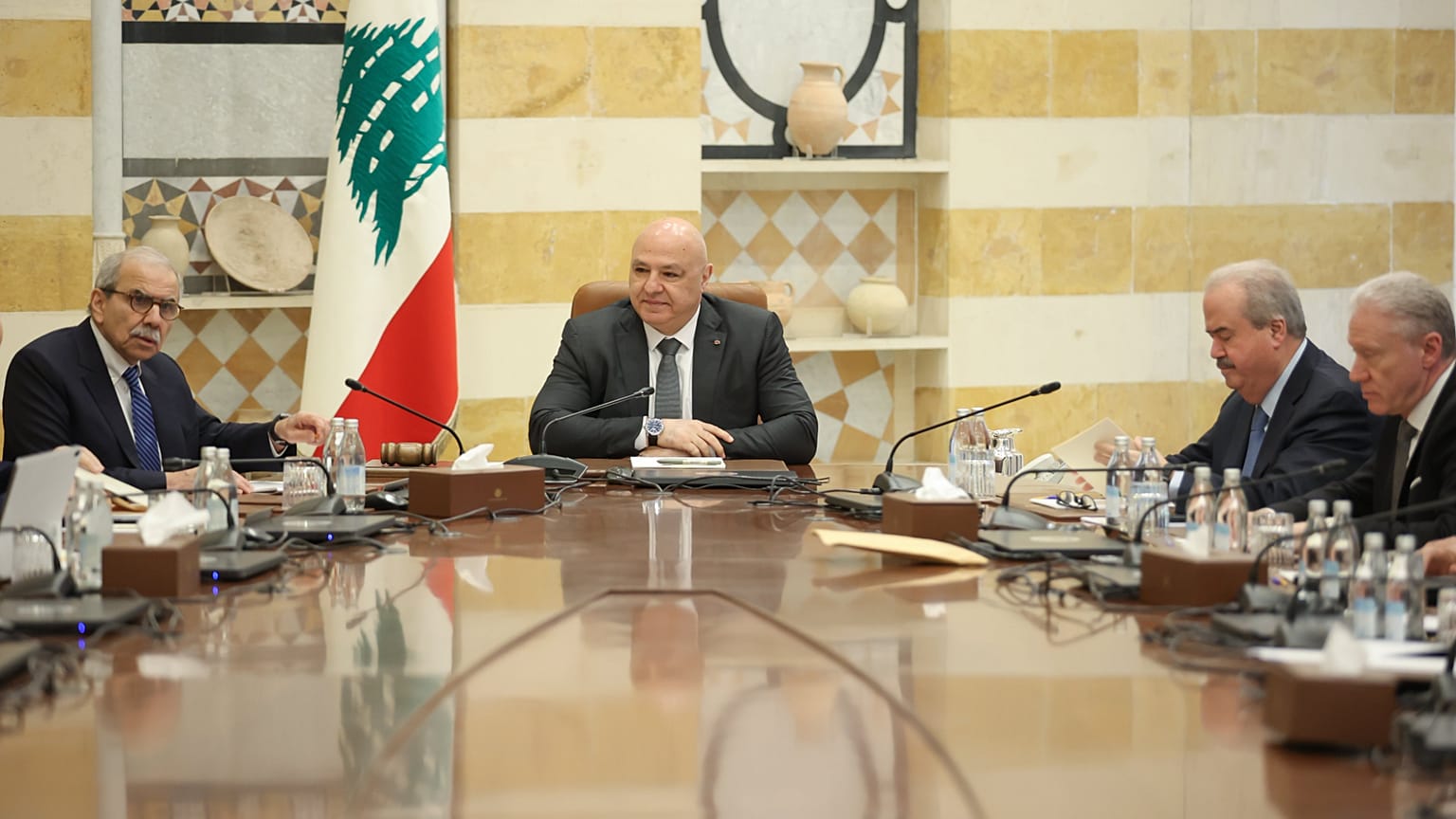 الرئيس اللبناني جوزاف عون ورئيس الحكومة نواف سلام خلال اجتماع المجلس الأعلى للدفاع - 2 أيار/ مايو 2025