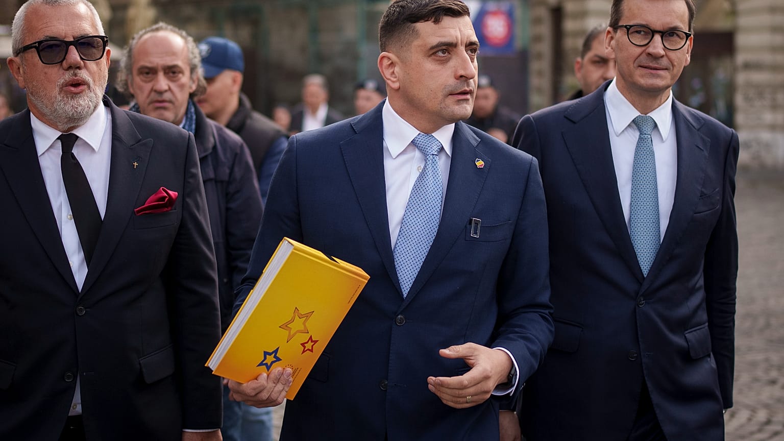 George Simion, lider najpopularniejszej skrajnie prawicowej partii w Rumunii, Sojuszu na rzecz Jedności Rumunów (AUR), spaceruje z b. premierem Polski Mateuszem Morawieckim.