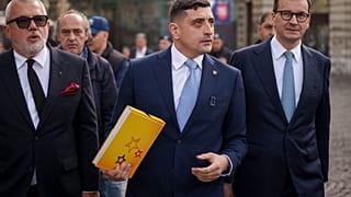 George Simion, lider najpopularniejszej skrajnie prawicowej partii w Rumunii, Sojuszu na rzecz Jedności Rumunów (AUR), spaceruje z b. premierem Polski Mateuszem Morawieckim.