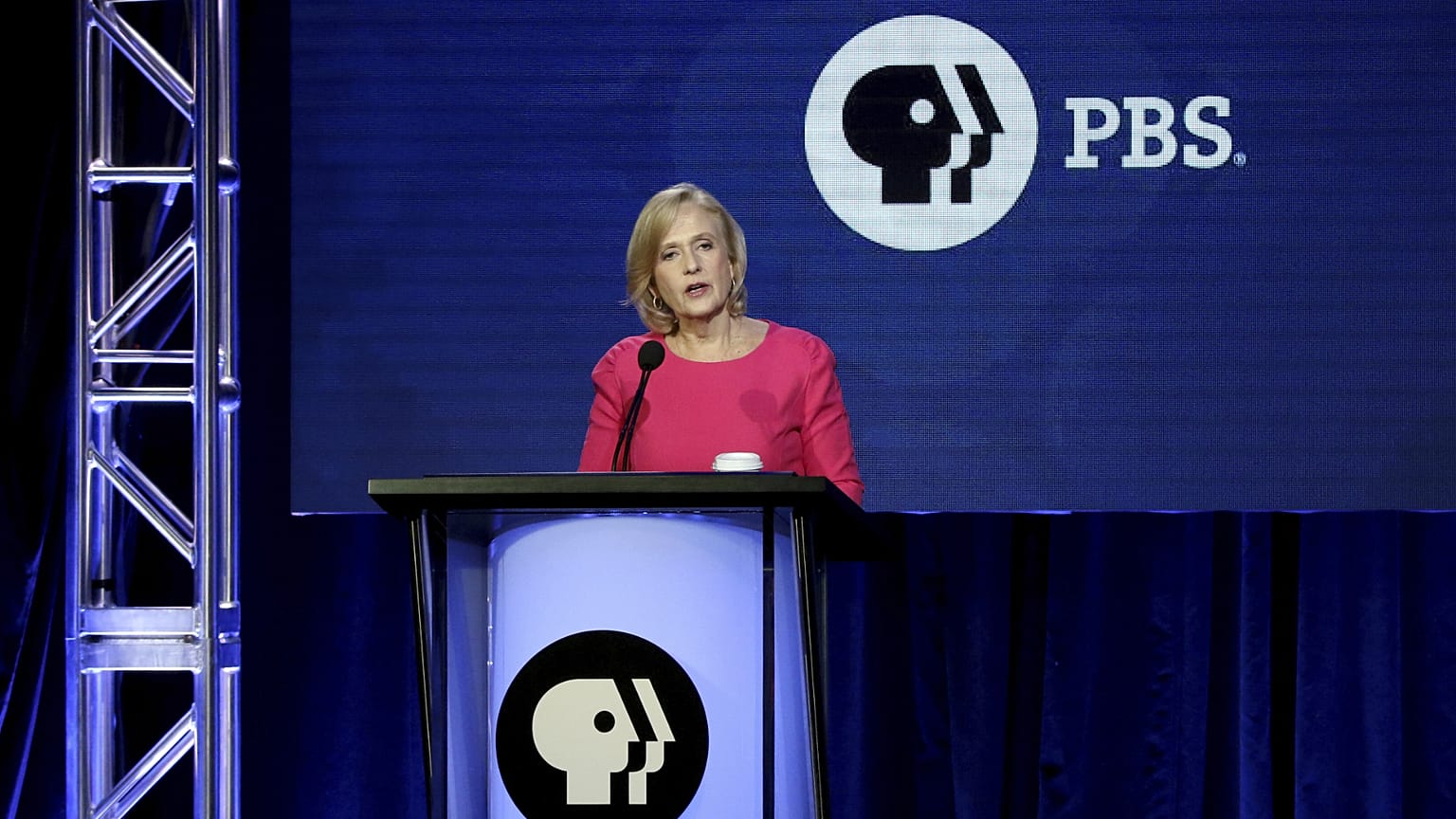 PBS CEO'su Paula Kerger, Televizyon Eleştirmenleri Derneği Kış Basın Turu kapsamında Kaliforniya'da düzenlenen PBS Yönetici Oturumu sırasında konuşuyor, 2 Şubat 2019