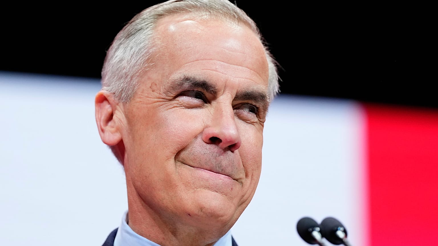 Mark Carney kanadai miniszterelnök beszél támogatóihoz kampányközpontjának színpadán Ottawában, miután a Liberális Párt megnyerte a kanadai választásokat 2025.04.29-én
