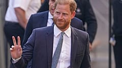 El príncipe Harry gesticula a su llegada al Tribunal Superior de Londres, Inglaterra, el martes 8 de abril de 2025. (AP Photo/Alberto Pezzali)