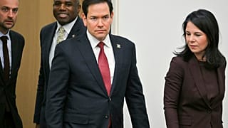 Le secrétaire d'État américain Marco Rubio et la ministre des Affaires étrangères allemande par intérim Annalena Baerbock lors de la réunion des ministres des Affaires étrangères de l'OTAN. Bruxelles 4 avril 2025