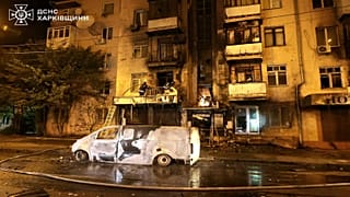 Ukrayna Acil Durum Servisi tarafından sağlanan bu fotoğrafta, acil servis personeli Cumartesi günü Ukrayna'nın Kharkiv kentinde Rus saldırısının ardından çıkan yangını söndürmeye çalışıyor.