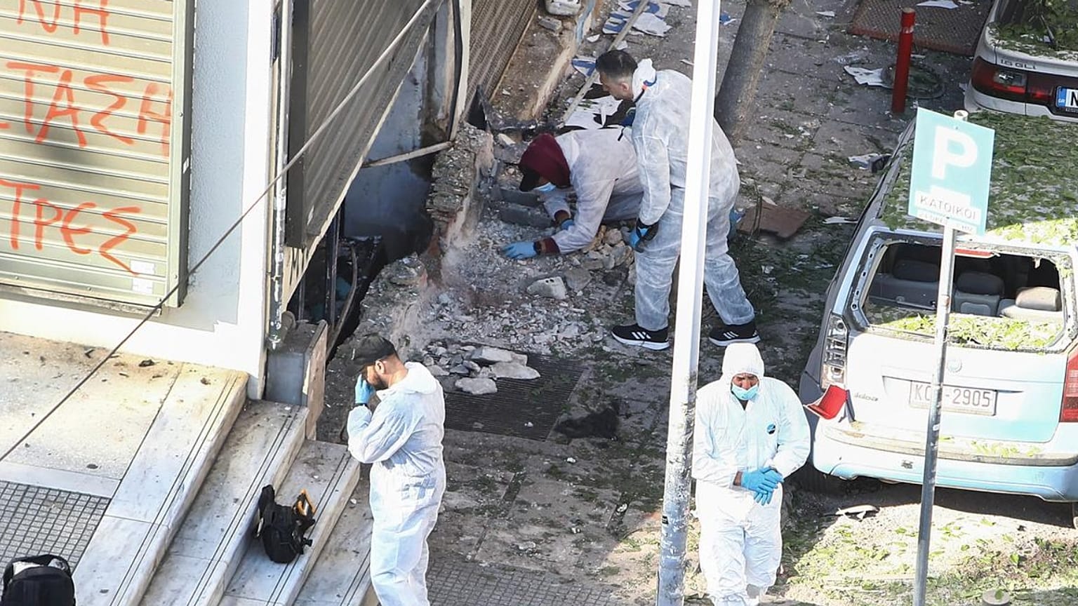 Adli tıpçılar patlamanın gerçekleştiği bölgeyi inceliyor.