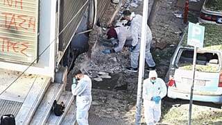 Adli tıpçılar patlamanın gerçekleştiği bölgeyi inceliyor.