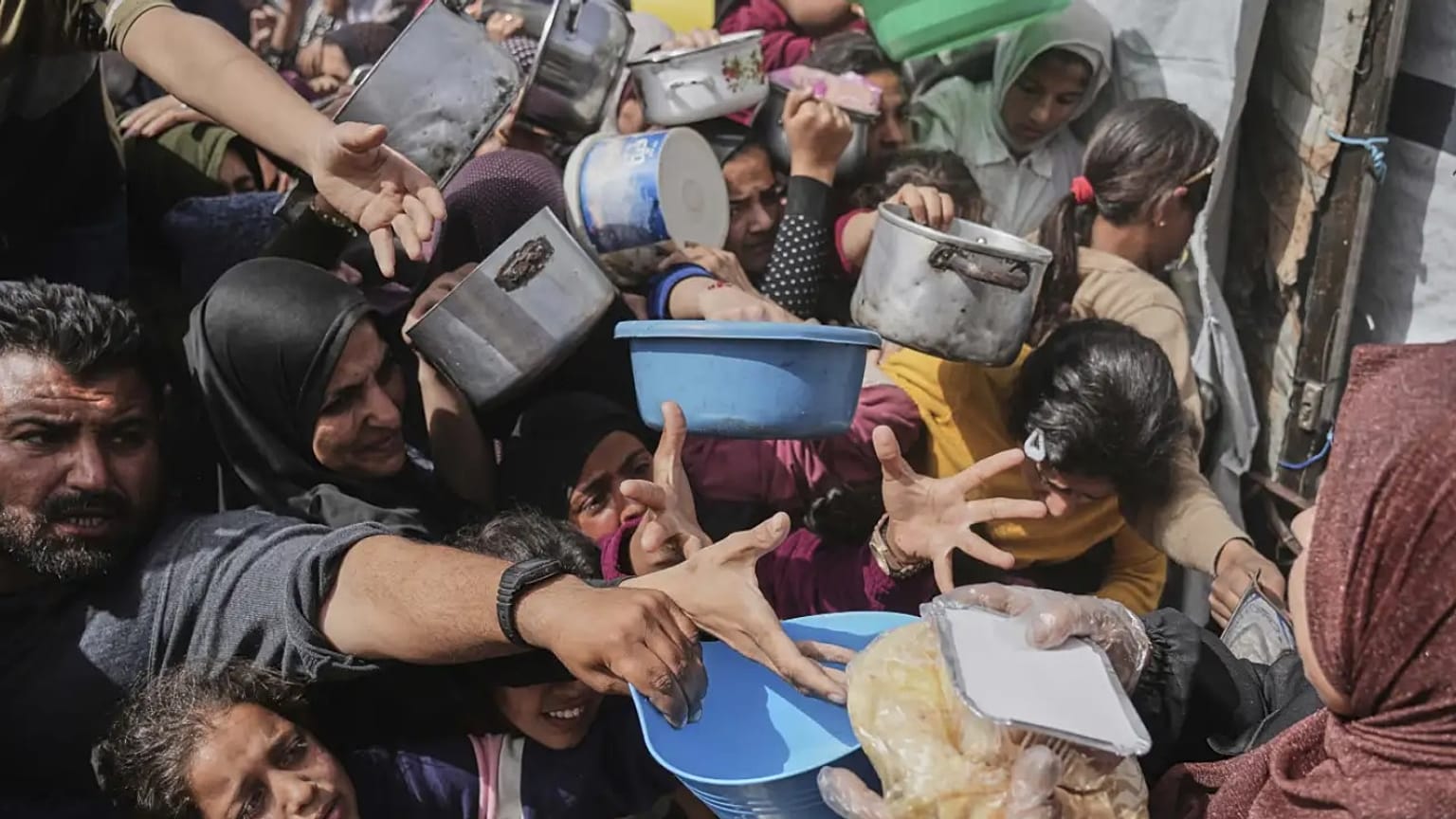 مواطنون في غزة ينتظرون في طوابير بحثًا عن الطعام