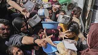 مواطنون في غزة ينتظرون في طوابير بحثًا عن الطعام