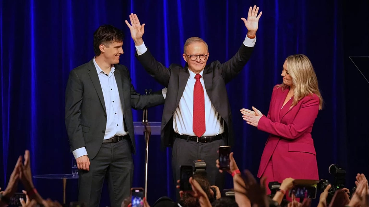 Der australische Premierminister Anthony Albanese, seine Partnerin Jodie Haydon und sein Sohn Nathan reagieren, nachdem sie nach der Wahl in Sydney eine zweite Amtszeit gewonnen haben, Samstag, 3. Mai 2025
