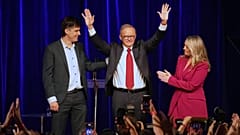 Der australische Premierminister Anthony Albanese, seine Partnerin Jodie Haydon und sein Sohn Nathan reagieren, nachdem sie nach der Wahl in Sydney eine zweite Amtszeit gewonnen haben, Samstag, 3. Mai 2025