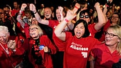 Υποστηρικτές του Εργατικού Κόμματος της Αυστραλίας πανηγυρίζουν μετά την αν��κοίνωση των πρώτων αποτελεσμάτων
