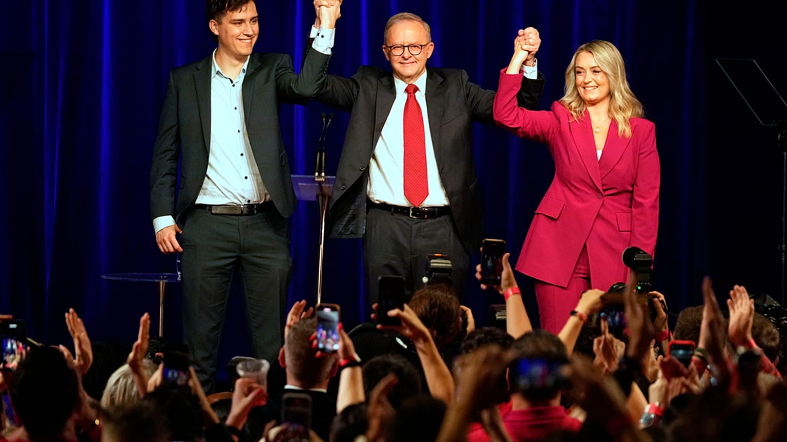 O Primeiro-Ministro australiano Anthony Albanese, o seu filho Nathan e a sua companheira Jodie Haydon festejam depois de terem ganho um segundo termo nas eleições Australianas