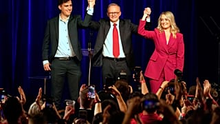 O Primeiro-Ministro australiano Anthony Albanese, o seu filho Nathan e a sua companheira Jodie Haydon festejam depois de terem ganho um segundo termo nas eleições Australianas