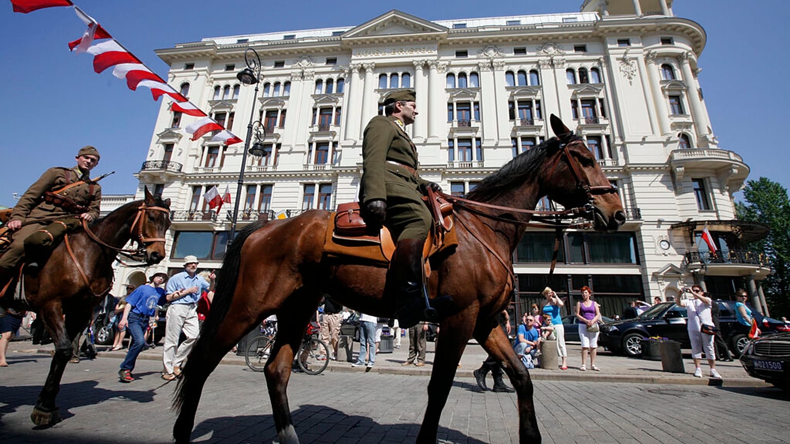 Żołnierze w strojach z II wojny światowej podczas parady konnej na Krakowskim Przedmieściu przed Pałacem Prezydenckim w Dniu Konstytucji w Warszawie, w czwartek 3 maja 2012 r.