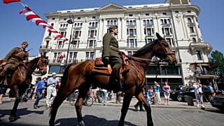 Żołnierze w strojach z II wojny światowej podczas parady konnej na Krakowskim Przedmieściu przed Pałacem Prezydenckim w Dniu Konstytucji w Warszawie, w czwartek 3 maja 2012 r.