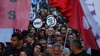 Kıbrıslı Türkler, etnik olarak bölünmüş Kıbrıs'ın başkenti Lefkoşa'nın kuzey yarısında Türkiye'nin laik köklerini aşındırma girişimini protesto etti, 2 Mayıs
