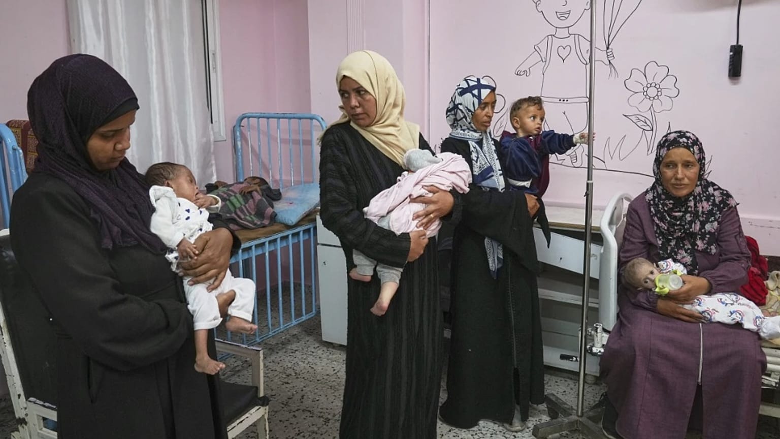 الوضع في المستشفيات مأساوي، حيث يتم استقبال الحالات الحرجة فقط، ولأقصر فترة ممكنة