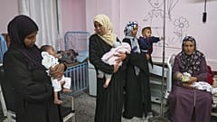 الوضع في المستشفيات مأساوي، حيث يتم استقبال الحالات الحرجة فقط، ولأقصر فترة ممكنة
