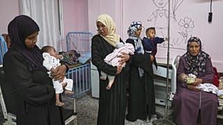 الوضع في المستشفيات مأساوي، حيث يتم استقبال الحالات الحرجة فقط، ولأقصر فترة ممكنة