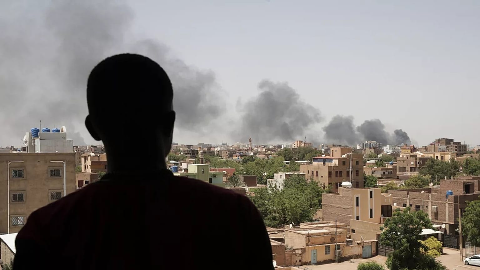 تصاعد الدخان في الخرطوم، السودان، يوم السبت، 22 نيسان/أبريل 2023، بعد استئناف القتال بين الجيش السوداني وقوات الدعم السريع