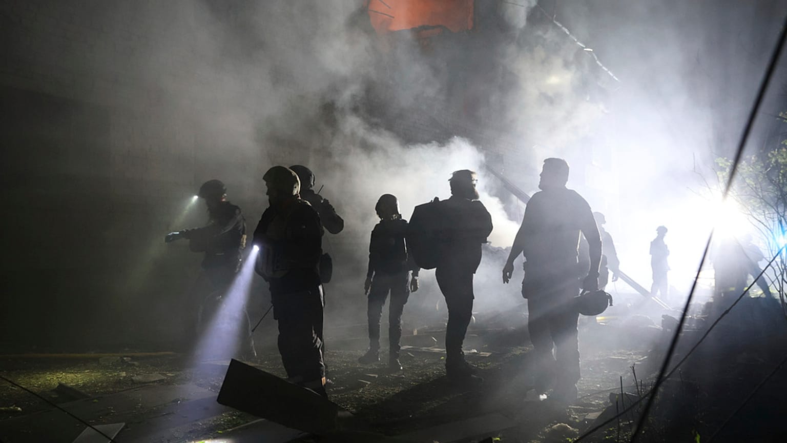 Un equipo de personal de emergencia en el lugar de un edificio de apartamentos destruido por un ataque ruso en la ciudad ucraniana de Zaporizhia el jueves 1 de mayo de 2025.