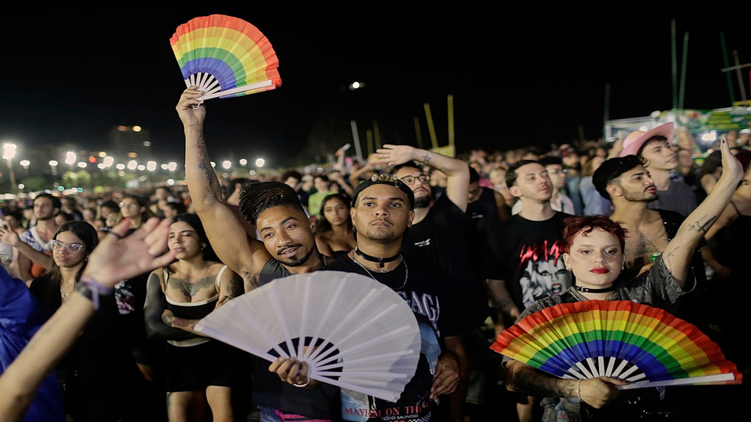 Rajongók éljeneznek, miközben Lady Gaga ingyenes koncertjét nézik a Copacabana strandon Rio de Janeiróban, 2025. május 3-án, szombaton.