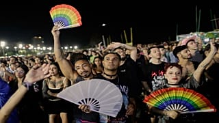Des fans applaudissent le concert gratuit de Lady Gaga sur la plage de Copacabana, à Rio de Janeiro, le samedi 3 mai 2025.