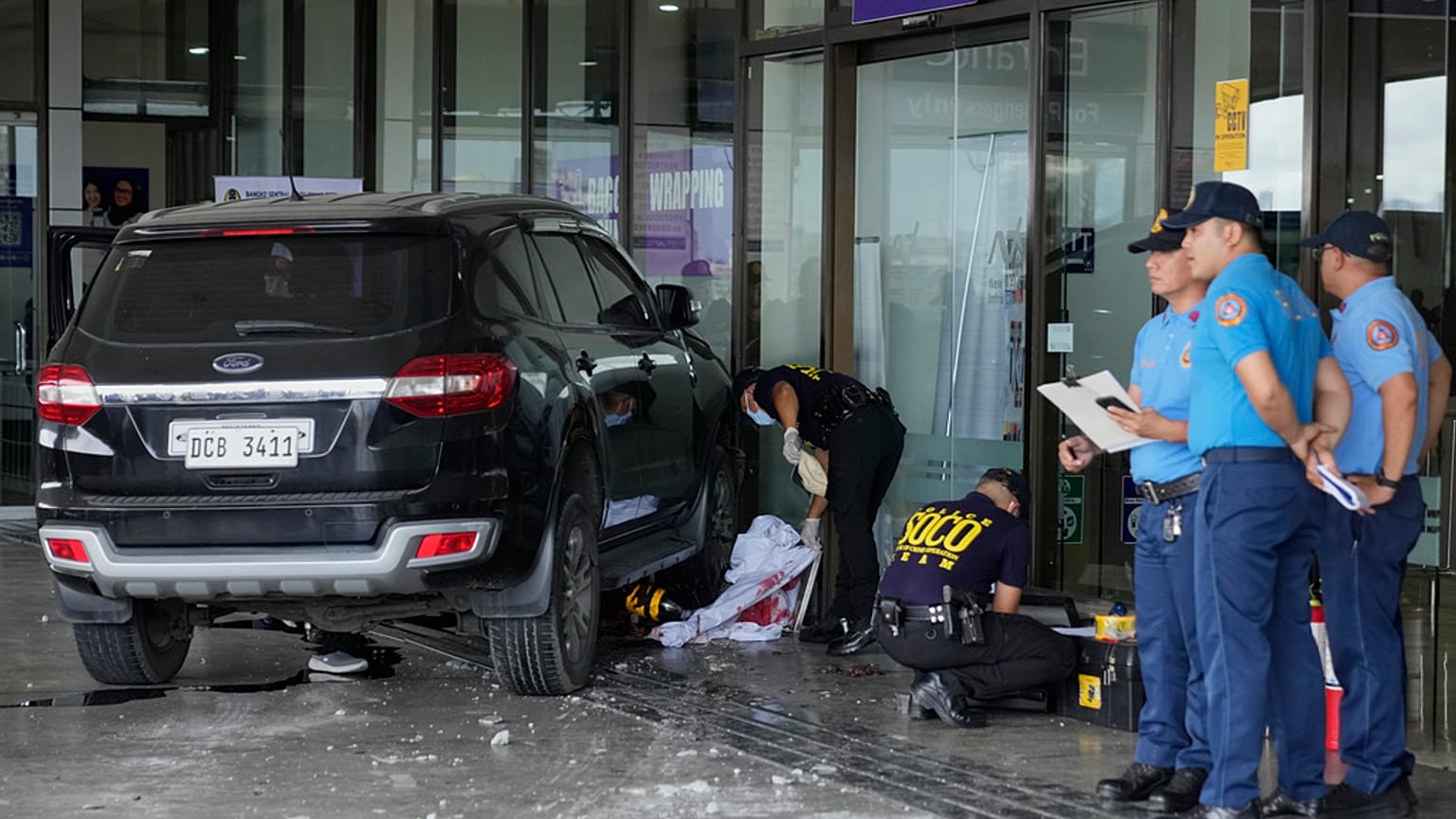 يعمل المستجيبون الأوائل في مكان الحادث بعد أن اقتحمت سيارة مدخل المغادرة في مبنى الركاب رقم 1 بمطار مانيلا الدولي ، في مانيلا ، الفلبين ، الأحد 4 مايو 2025