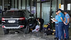 يعمل المستجيبون الأوائل في مكان الحادث بعد أن اقتحمت سيارة مدخل المغادرة في مبنى الركاب رقم 1 بمطار مانيلا الدولي ، في مانيلا ، الفلبين ، الأحد 4 مايو 2025