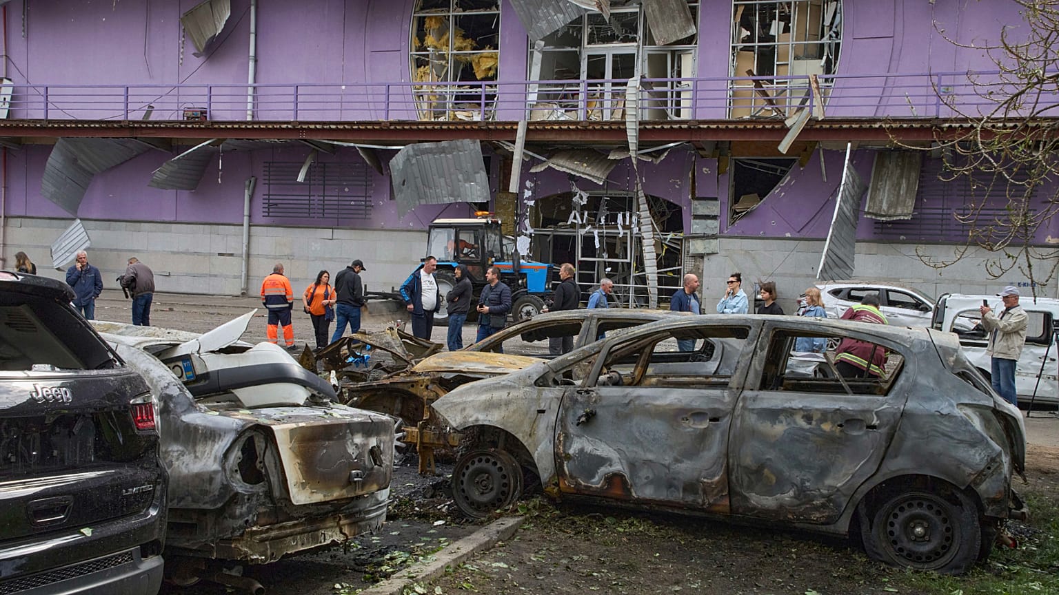 Archivo: Trabajadores municipales limpian cerca de autos en llamas en una zona residencial tras el ataque con drones rusos en Kiev, Ucrania, el 4 de mayo de 2025.