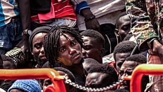 Varios migrantes desembarcan en el puerto de La Estaca en Valverde, la capital de El Hierro, el pasado 26 de agosto tras un viaje de 13 días desde Senegal.