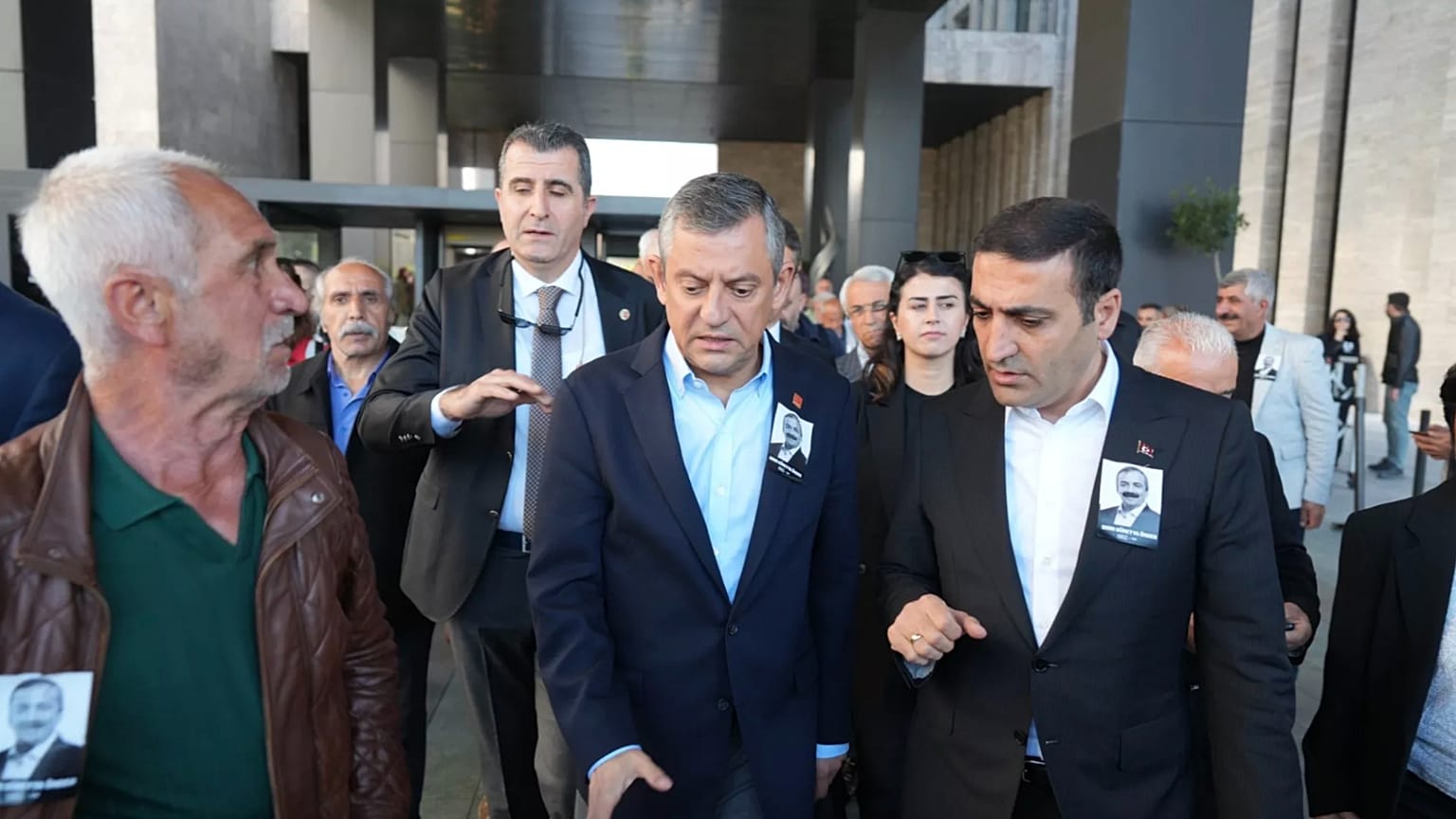 Özgür Özel'e saldırıdan hemen önce çekilen bir fotoğraf.