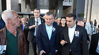 Özgür Özel'e saldırıdan hemen önce çekilen bir fotoğraf.