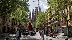 Muchos creen que los viajeros pueden explorar mejor Barcelona, sin alimentar el turismo excesivo.