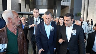 Özgür Özel'e saldırıdan hemen önce çekilen bir fotoğraf.