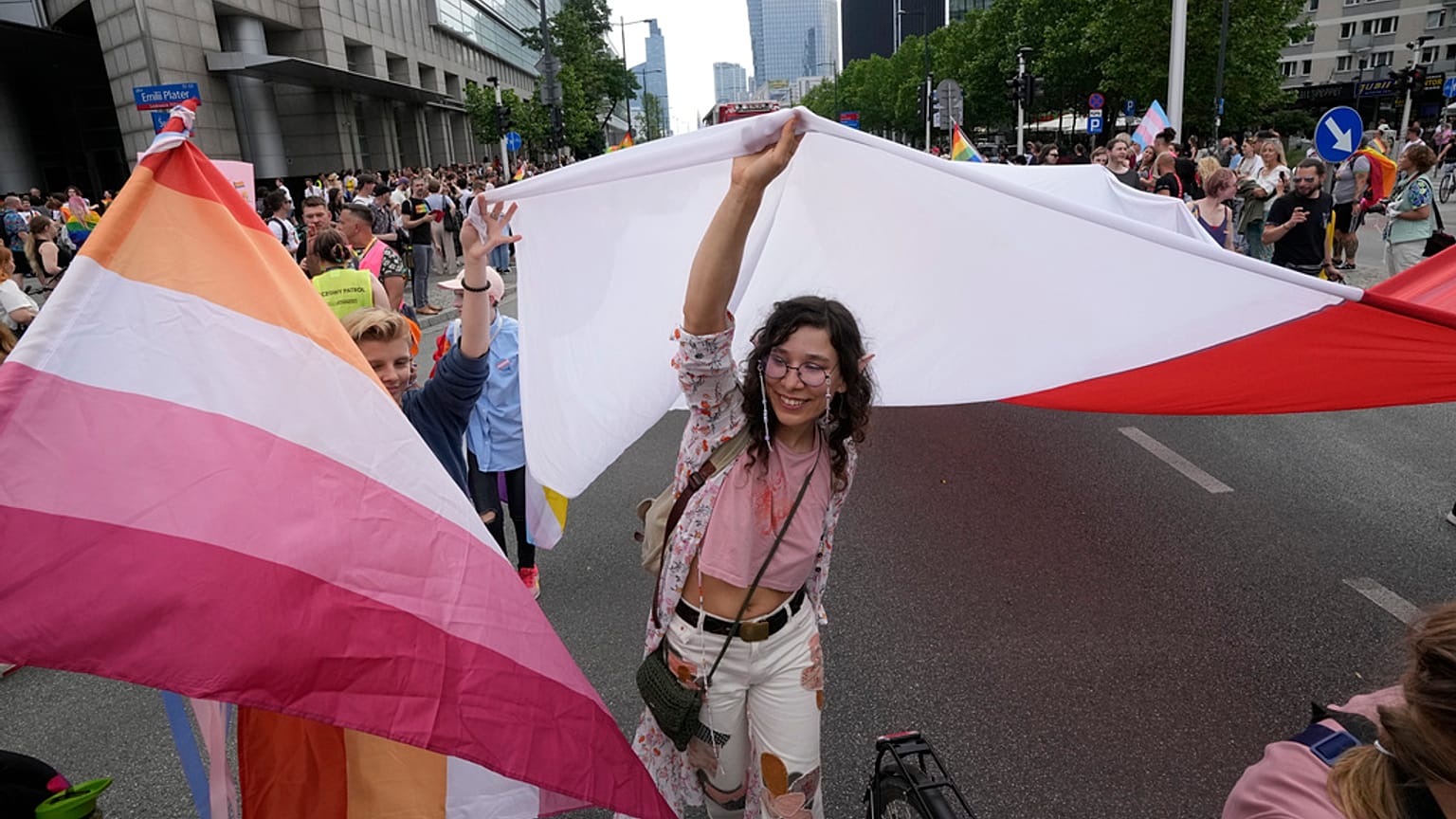 Ludzie biorą udział w corocznej Paradzie Równości, znanej jako Parada Równości, w Warszawie, w Polsce, w sobotę 17 czerwca 2023 r. (AP Photo/Czarek Sokolowski)