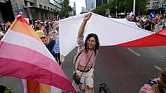 Ludzie biorą udział w corocznej Paradzie Równości, znanej jako Parada Równości, w Warszawie, w Polsce, w sobotę 17 czerwca 2023 r. (AP Photo/Czarek Sokolowski)