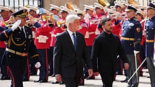 Ο πρόεδρος της Τσεχίας Πετρ Πάβελ υποδέχεται τον Ουκρανό ομόλογό του Βολοντίμιρ Ζελένσκι στην Πράγα