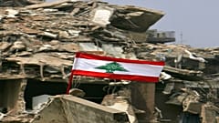 Eine libanesische Flagge ist auf den Trümmern der israelischen Bombardierung der Hisbollah-Hochburg in den südlichen Vorstädten von Beirut zu sehen, Montag, 21. August 2006. 