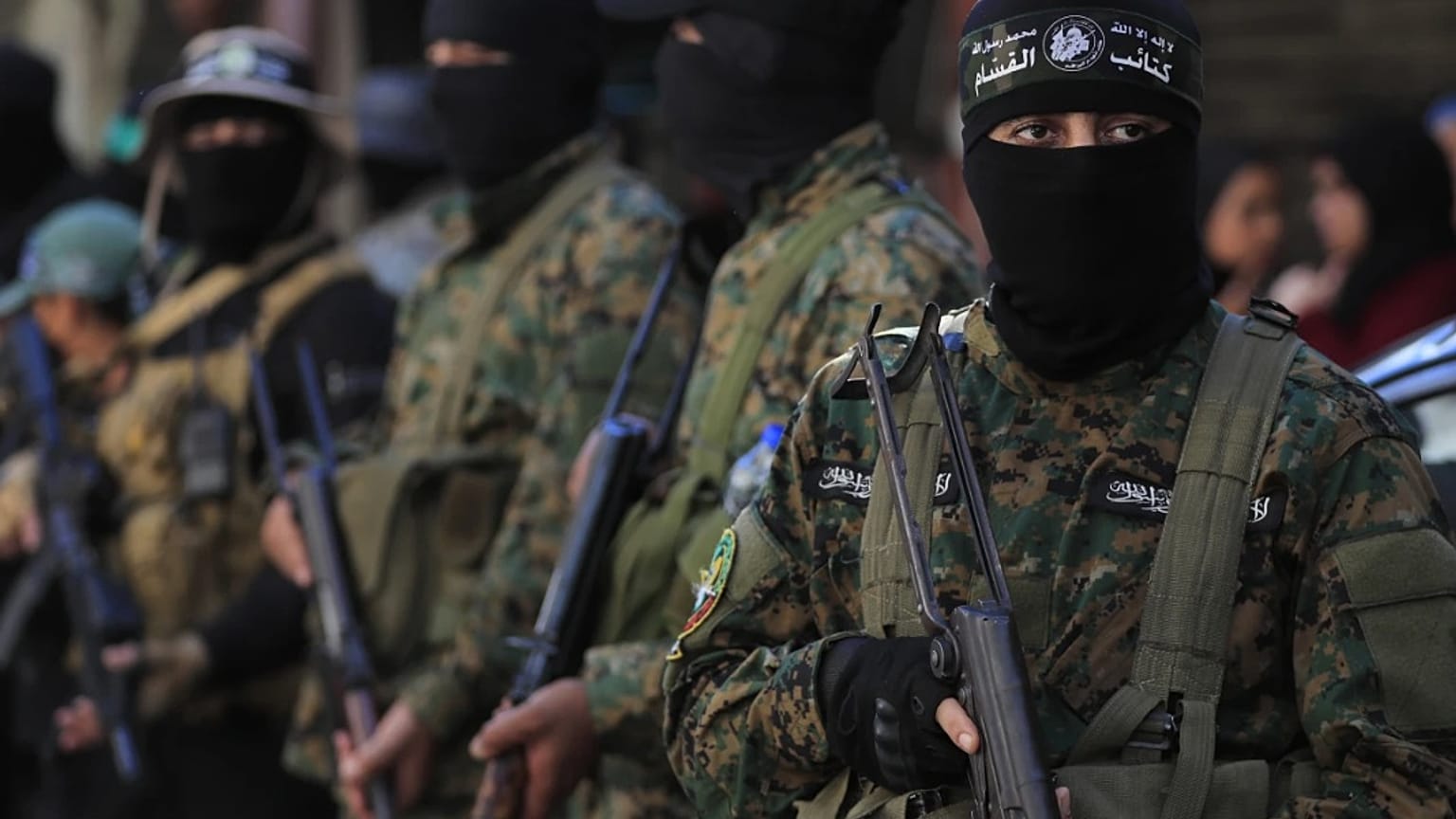 عناصر من حركة حماس في مخيم عين الحلوة جنوبي لبنان