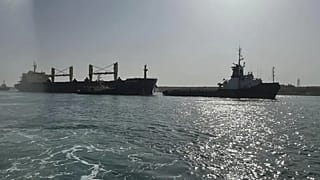 باخرة عائمة في قناة السويس